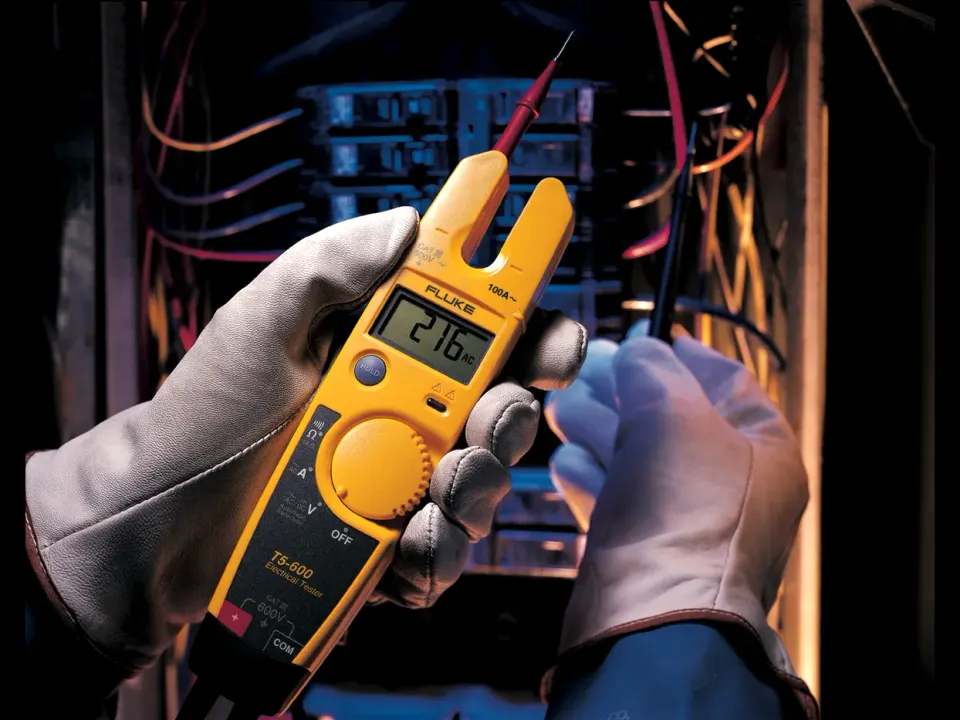 Comprobador eléctrico Fluke T5-600 frente a un tablero