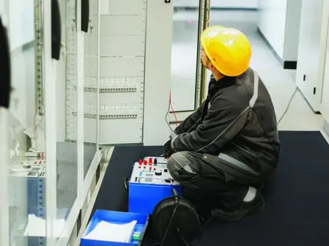 Tyrco BTI Alfombra/manta dieléctrica para baja y media tensión con diseño ranurado — Seguridad Eléctrica